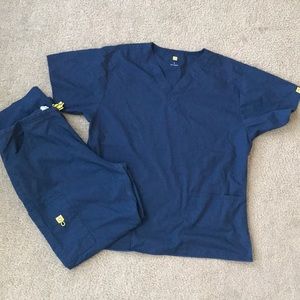 Wonder wink scrub set